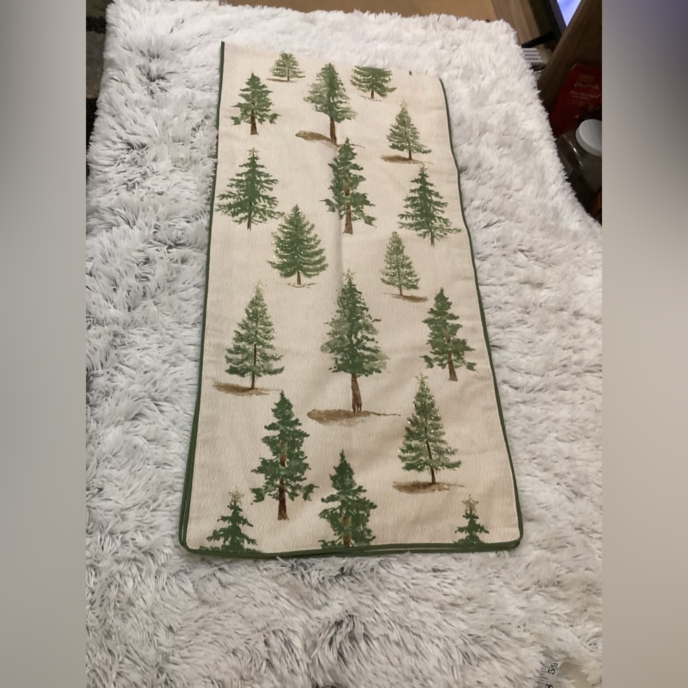 JMLE LLC Christmas holiday table runner with gold metallic detail